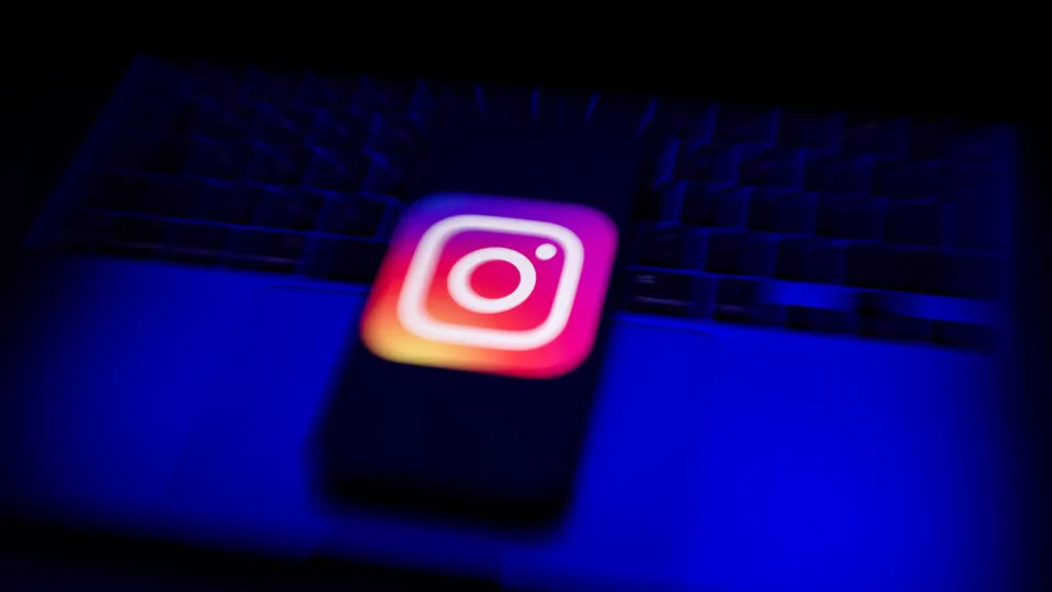 Instagram exibe vídeos de sexo explícito e pornografia, com links acessíveis a menores