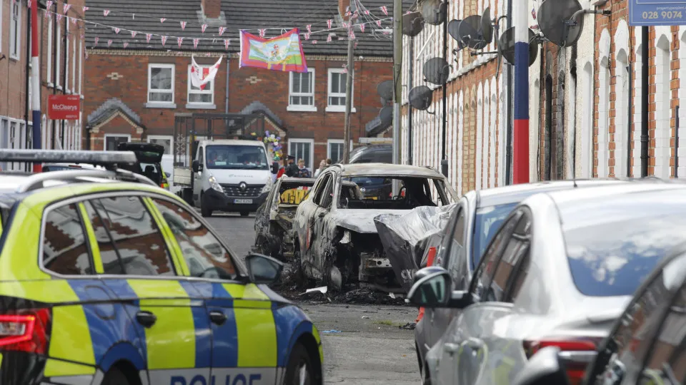 Protestos anti-imigração terminam em violência e incêndios na Irlanda