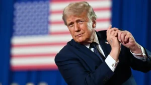 Trump diz que estreito de Hormuz está aberto, enquanto Irã promete cobrar taxas