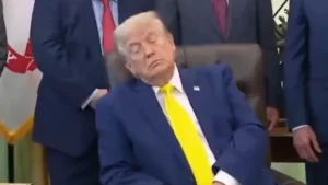 Vídeo de Trump tirando soneca viraliza nas redes sociais; veja