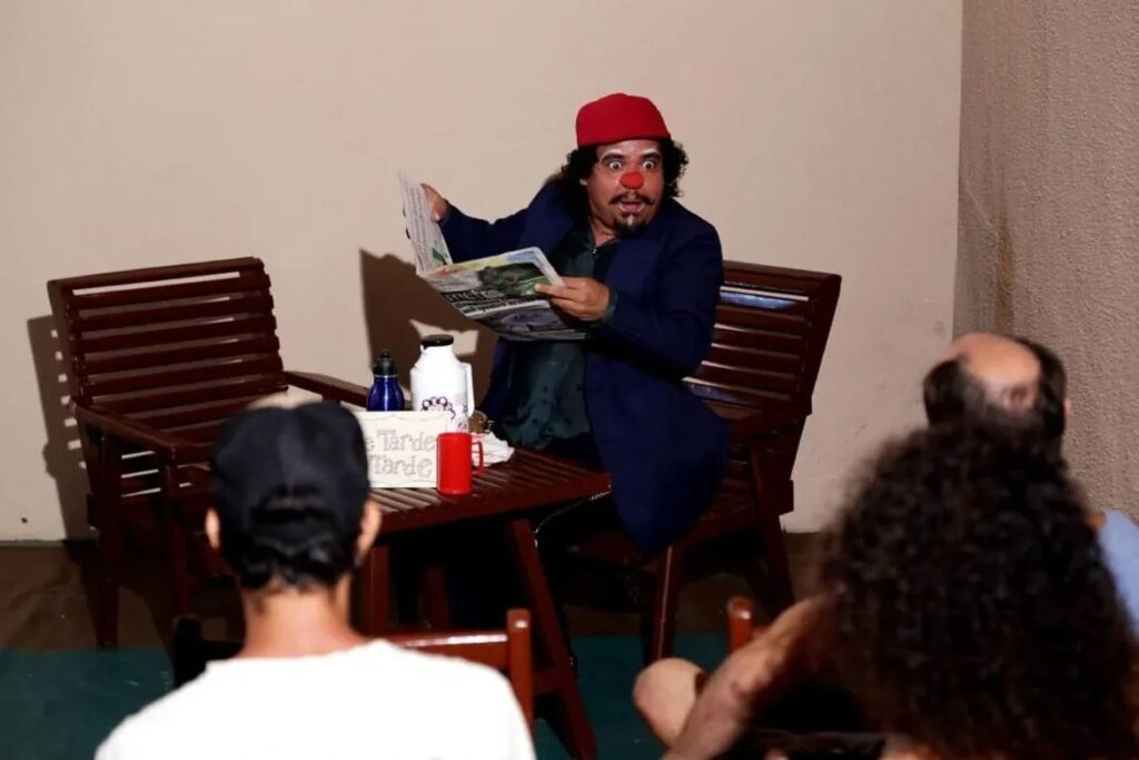 Artista teatral Arthur Martins apresenta o monólogo MUQUIRANA