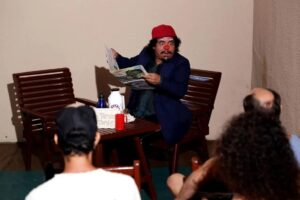 Artista teatral Arthur Martins apresenta o monólogo MUQUIRANA
