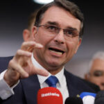 Flávio Bolsonaro está desesperado com caso Master e age como lobista dos EUA, diz ministro