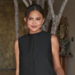 Chrissy Teigen posta foto com mamilo à mostra, é criticada e responde
