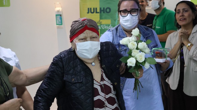 Entre aplausos e lágrimas, Líbia vence batalha contra câncer de mama » Alagoas Notícia Boa
