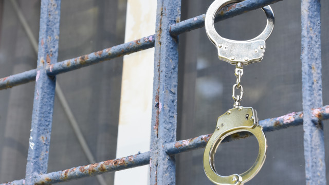 Pai que chutou filha de 3 anos no rosto é indiciado por tortura no PR