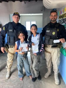 Ação educativa da PRF em escola de Santana do Ipanema (AL) emociona crianças e rende cartinha de agradecimento feita à mão