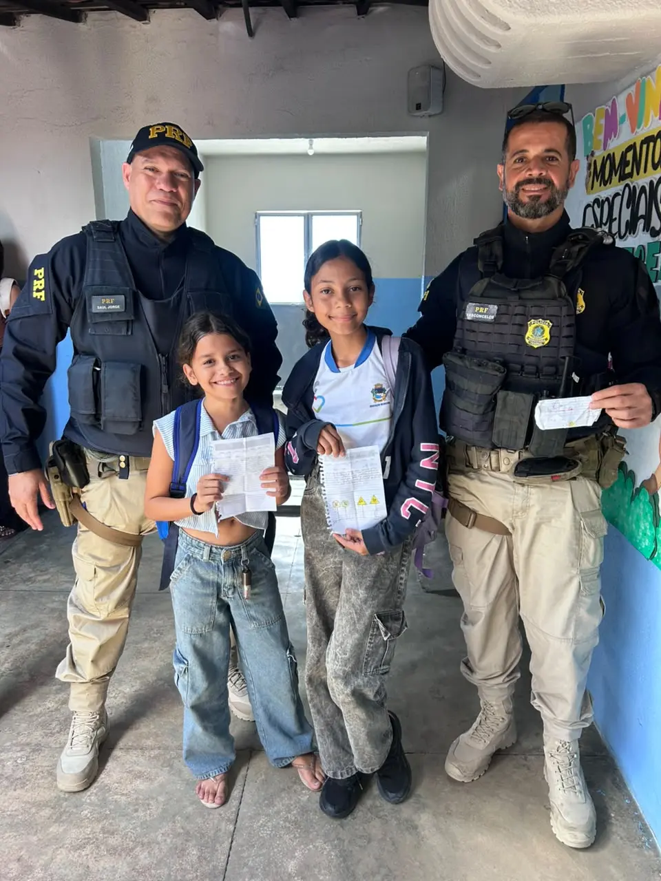 Ação educativa da PRF em escola de Santana do Ipanema (AL) emociona crianças e rende cartinha de agradecimento feita à mão