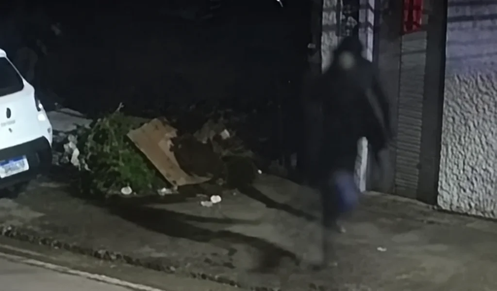 Câmeras registram invasão de casa onde adolescente de 16 anos
