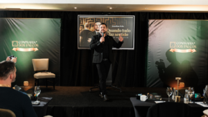 Jonathan Fuhr ministra palestra durante a Confraria dos Palcos em Florianópolis, apresentando sua metodologia voltada ao desenvolvimento humano e à comunicação estratégica.