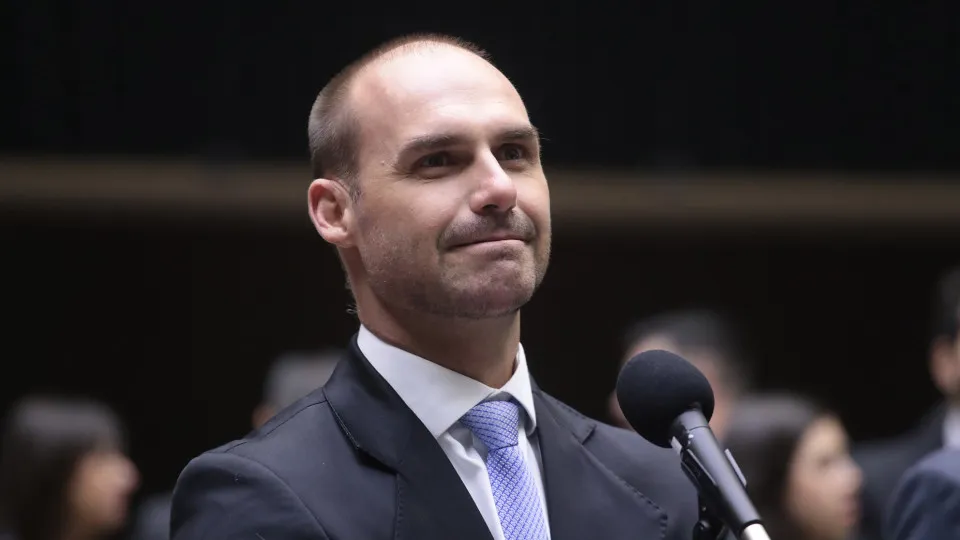 Eduardo Bolsonaro ameaça retaliar diplomatas caso Flávio seja eleito