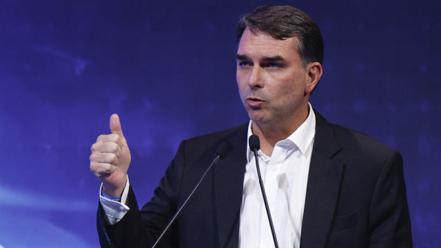 PF aponta Flávio Bolsonaro como interlocutor de Vorcaro no caso Master