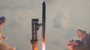 Megafoguete Starship, da SpaceX, faz primeiro voo orbital e lança satélites