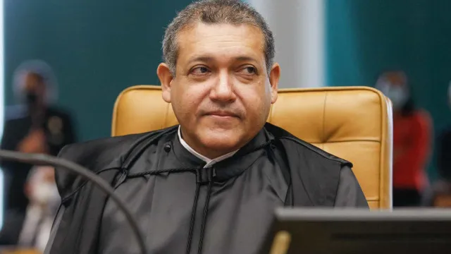Nunes Marques suspende propaganda de Lula que associa Flávio Bolsonaro a rachadinha e Master