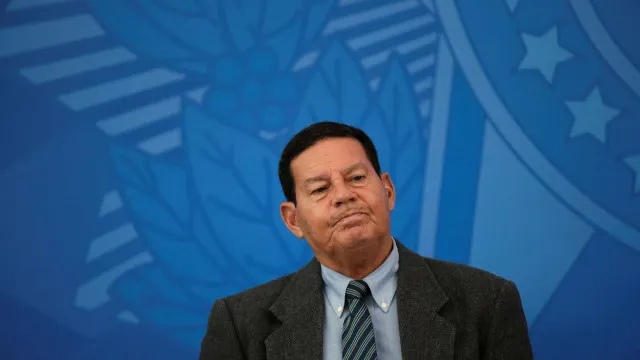 Mourão diz que carta de Flávio é 'pura ação política' e que não existe apoio a golpe