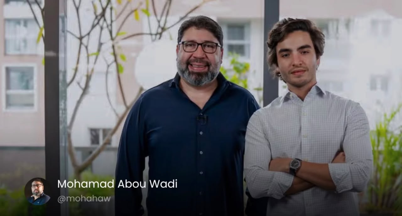 Mohamad Abou Wadi ao lado de executivo da PIB Education em ambiente corporativo.